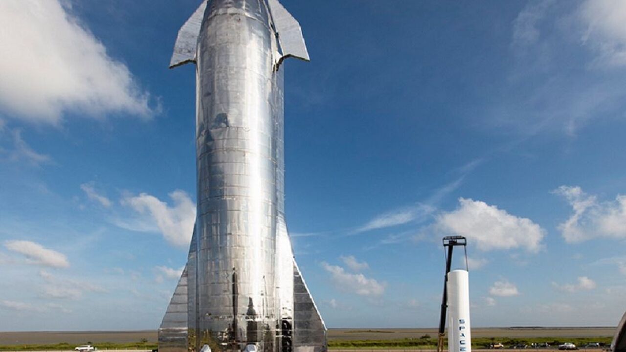 Sửng sốt trước tàu vũ trụ khổng lồ của SpaceX - Ảnh 1.
