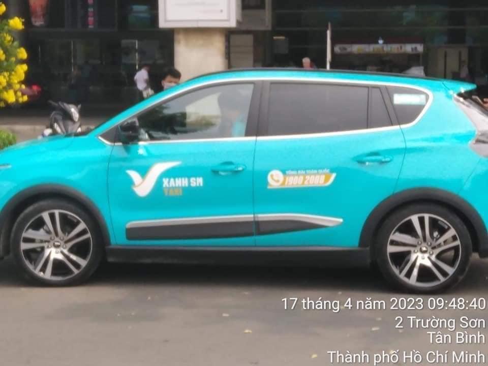 Taxi điện của tỉ phú Phạm Nhật Vượng bất ngờ xuất hiện tại TP HCM - Ảnh 2.