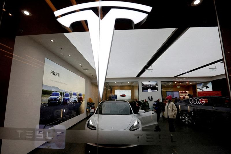 Tesla 'đổ thêm dầu' vào cuộc chiến xe điện khi giảm giá lần thứ 6 tại thị trường Mỹ, nhiều đối thủ cạnh tranh đau đầu lo cách đối phó - Ảnh 2.
