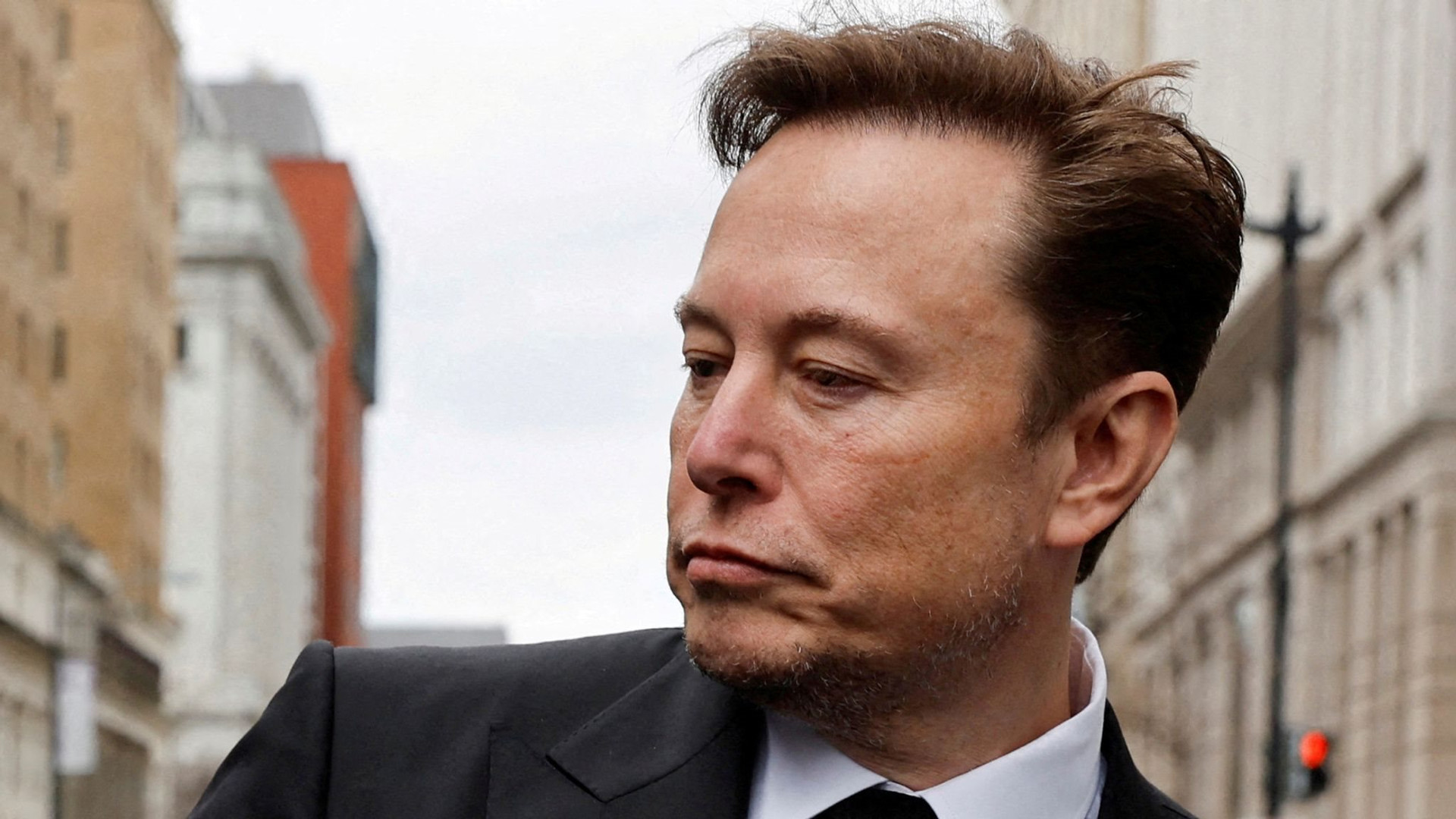 Elon Musk vừa trải qua ngày thứ 5 đen đủi nhất: Tên lửa SpaceX phát nổ sau 4 phút phóng, tài sản 'bay' 13 tỷ USD khi cổ phiếu Tesla lao dốc không phanh - Ảnh 1.