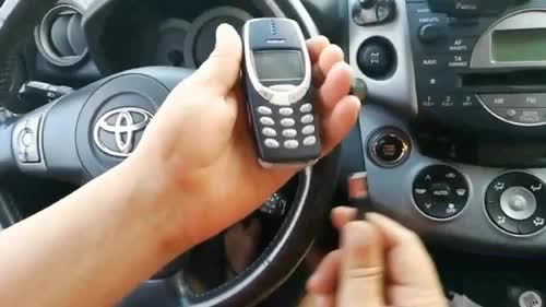 Thử cắm Nokia 3310 vào ô tô và cái kết khiến nhiều người ngỡ ngàng: Đúng là &quot;huyền thoại&quot;, cái gì cũng có thể làm được! - Ảnh 1.