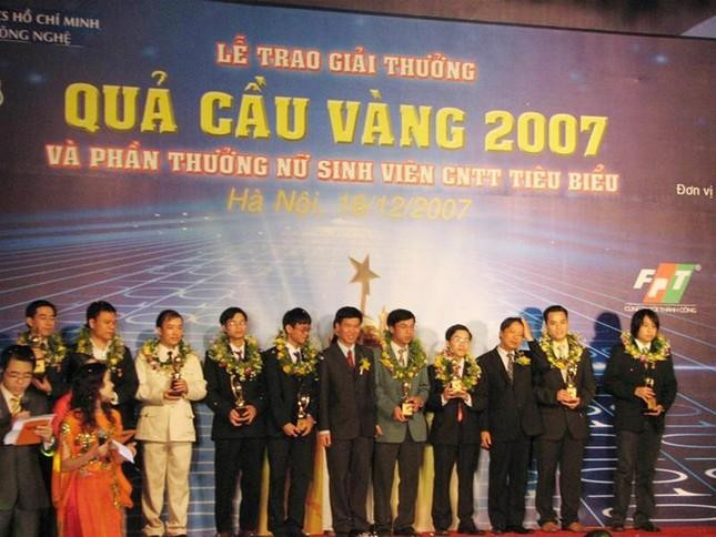 Chân dung tân Chủ tịch FPT Telecom vừa thay ông Hoàng Nam Tiến: Thu nhập 5 tỷ đồng/năm, từng nhận giải thưởng Quả cầu vàng CNTT khi mới 32 tuổi - Ảnh 3.