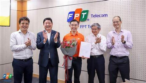 Chân dung tân Chủ tịch FPT Telecom vừa thay ông Hoàng Nam Tiến: Thu nhập 5 tỷ đồng/năm, từng nhận giải thưởng Quả cầu vàng CNTT khi mới 32 tuổi - Ảnh 2.
