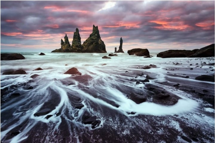 Chiêm ngưỡng bãi biển cát đen Reynisfjara kỳ lạ, không ai được tắm ở Iceland - Ảnh 4.