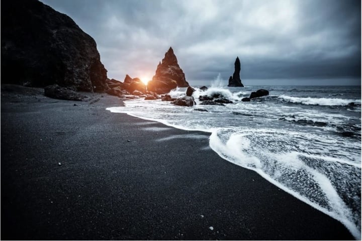 Chiêm ngưỡng bãi biển cát đen Reynisfjara kỳ lạ, không ai được tắm ở Iceland - Ảnh 3.