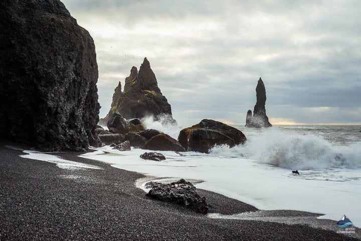 Chiêm ngưỡng bãi biển cát đen Reynisfjara kỳ lạ, không ai được tắm ở Iceland - Ảnh 2.