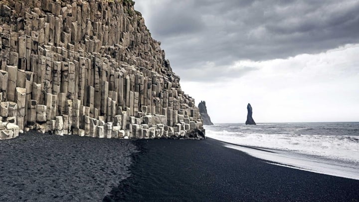 Chiêm ngưỡng bãi biển cát đen Reynisfjara kỳ lạ, không ai được tắm ở Iceland - Ảnh 1.