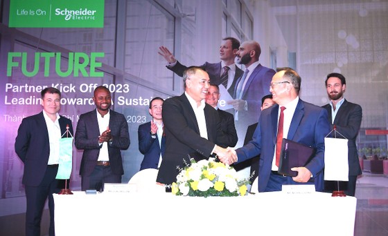 Schneider Electric Việt Nam cùng Asia Clean Capital Việt Nam (ACCV) hợp tác giảm phát thải carbon - Ảnh 2.