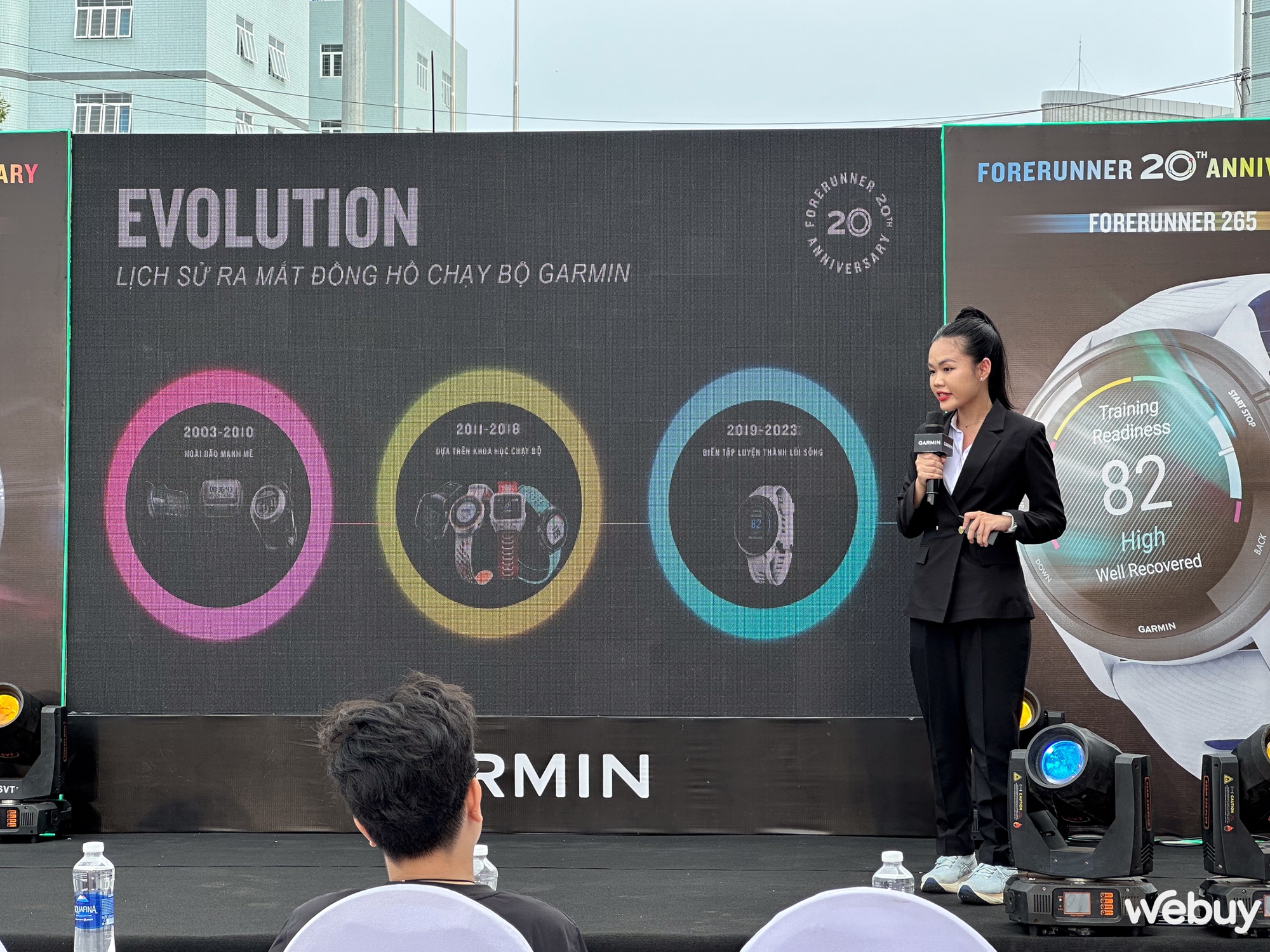 Garmin ra mắt bộ đôi smartwatch chạy bộ GPS màn hình AMOLED đầu tiên, giá từ 11,69 triệu đồng - Ảnh 1.
