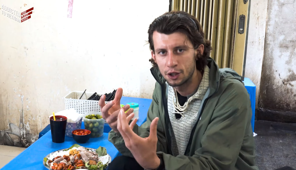 Du khách người Anh hướng dẫn ăn bún đậu mắm tôm trên Youtube: Món này càng ăn càng nghiện - Ảnh 5.