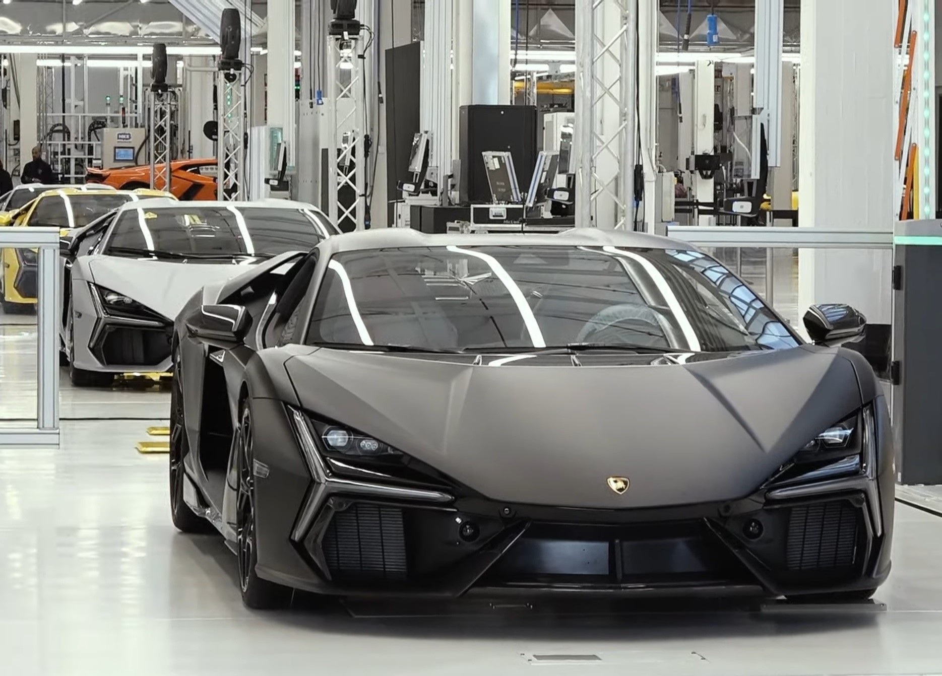 Lamborghini Revuelto vừa ra mắt đã cháy hàng 2 năm - Ảnh 2.