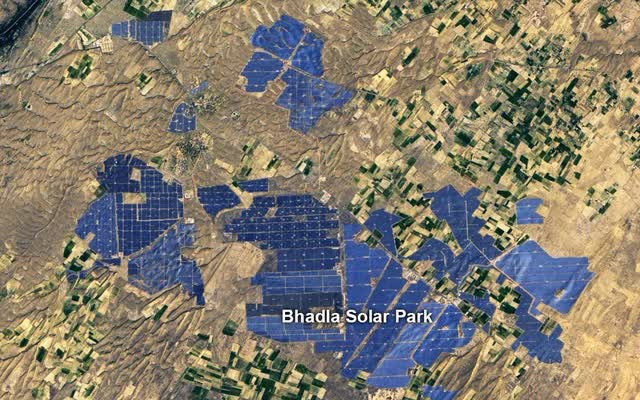 Công viên năng lượng mặt trời lớn nhất thế giới: Mức đầu tư lên tới 1,3 tỷ USD, trải rộng hơn 5.700 ha, biến sa mạc thành &quot;ốc đảo&quot; điện - Ảnh 3.