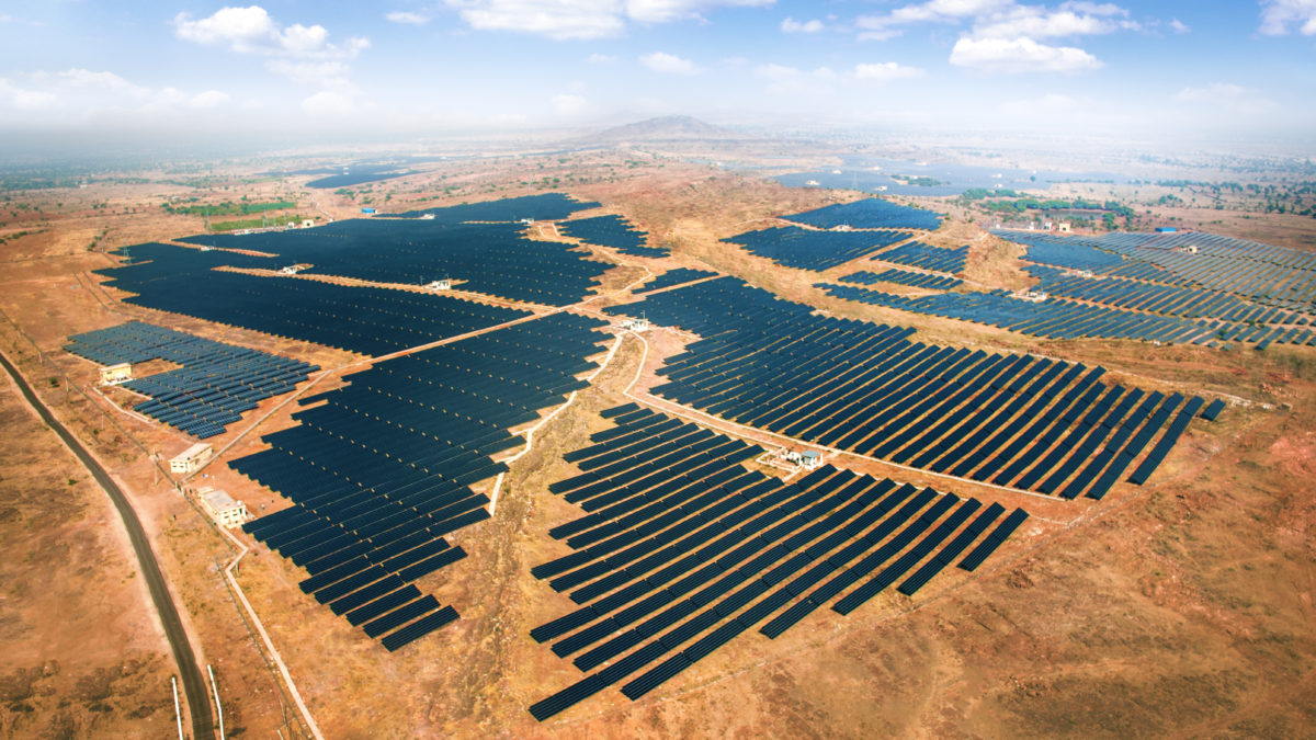 Công viên năng lượng mặt trời lớn nhất thế giới: Mức đầu tư lên tới 1,3 tỷ USD, trải rộng hơn 5.700 ha, biến sa mạc thành &quot;ốc đảo&quot; điện - Ảnh 2.