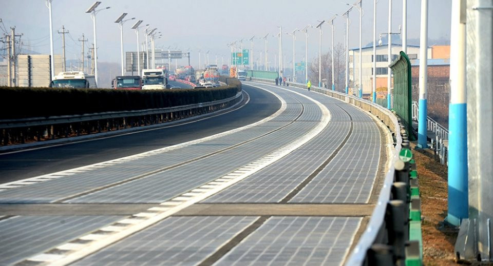 Người Trung Quốc khiến cả thế giới kinh ngạc: 5 năm trước đã xây cao tốc thông minh lát pin mặt trời phục vụ cách mạng xe tự lái - Ảnh 1.