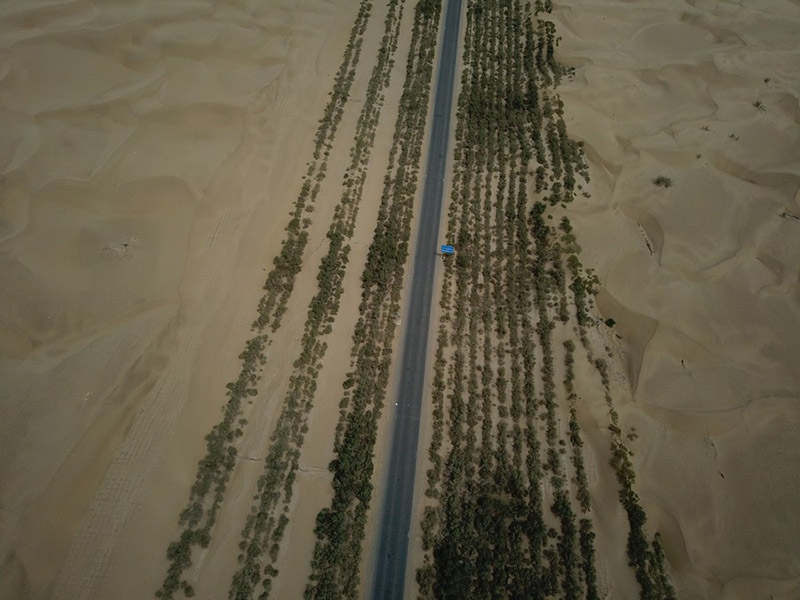 Thiếu điện nước, địa hình khắc nghiệt cùng cực: Trung Quốc xây cả nghìn km đường cao tốc xuyên &quot;Sa mạc Tử thần&quot; như thế nào? - Ảnh 4.