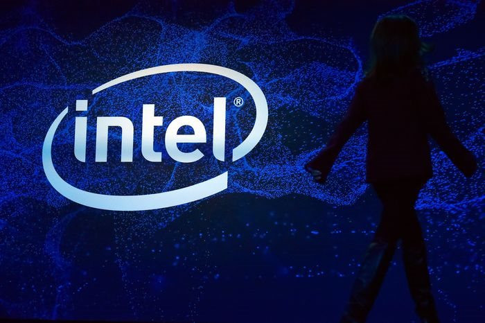Intel lỗ kỷ lục vì gánh còng lưng giấc mơ đổi đời công nghệ Mỹ: Liệu ‘cục vàng’ có thành ‘cục nợ’? - Ảnh 2.