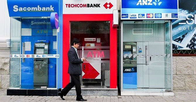 Người dân ngày càng ít giao dịch qua ATM, thanh toán không dùng tiền mặt &quot;lên ngôi&quot; - Ảnh 1.