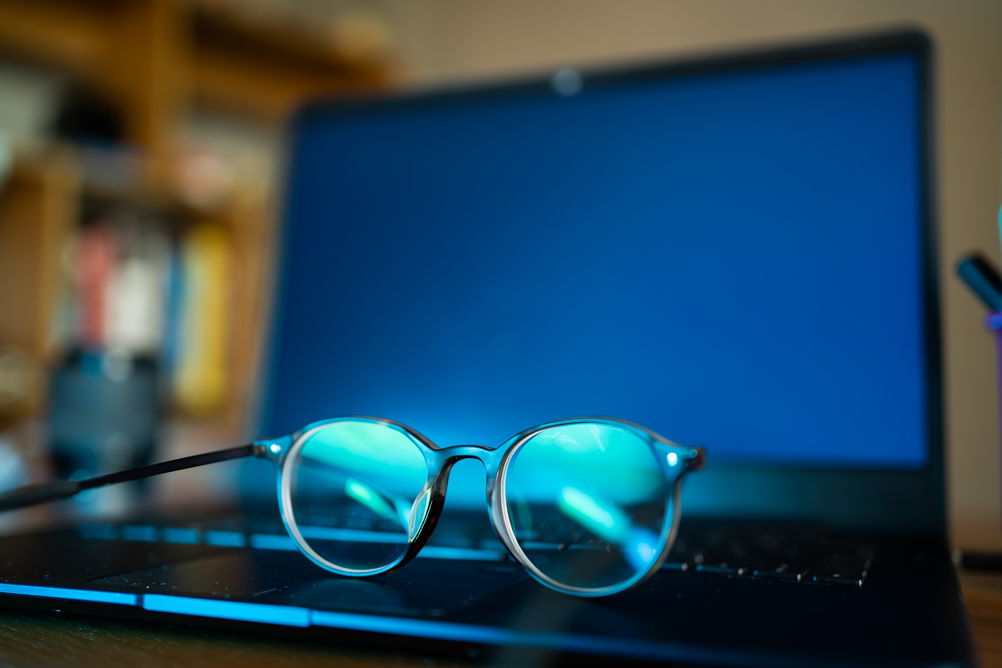 Có nên dùng kính chống ánh sáng xanh để bảo vệ mắt?
