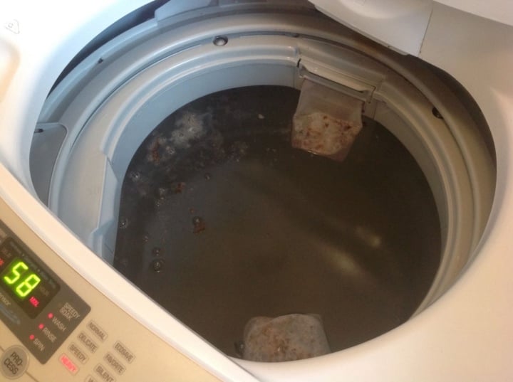 Các bước vệ sinh máy giặt tại nhà không cần gọi thợ - Ảnh 1.