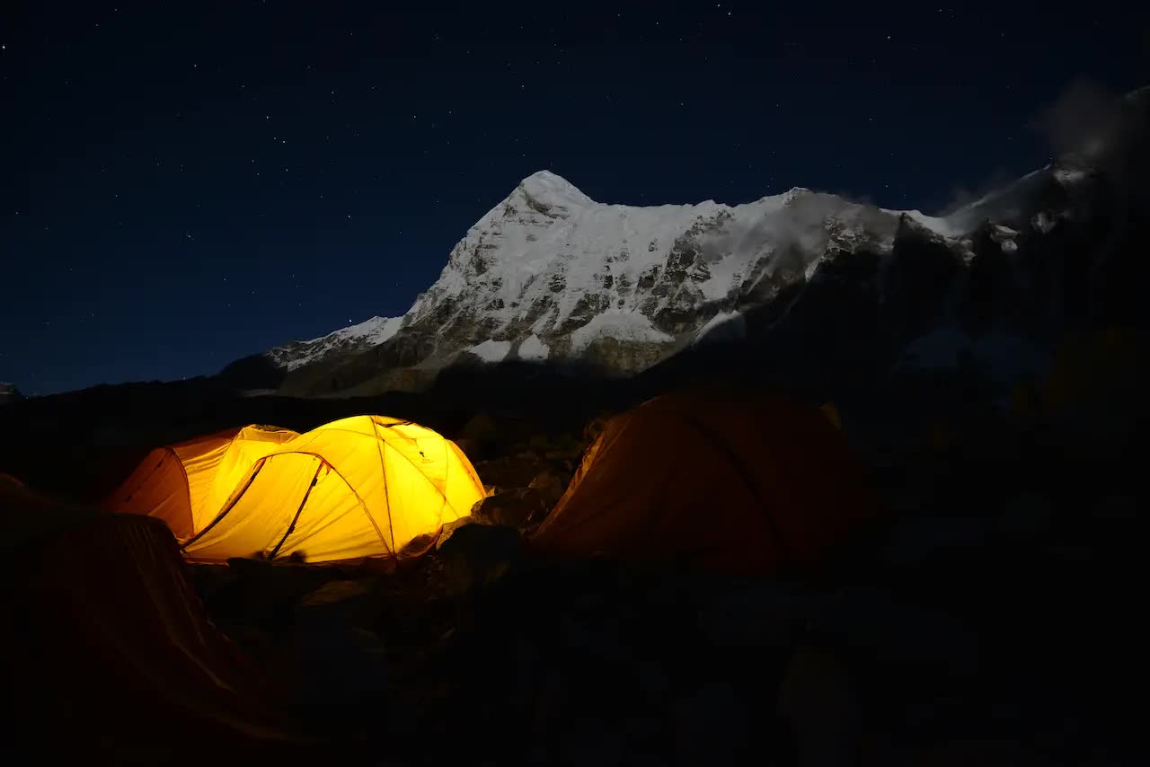 Tại sao đỉnh Everest lại tạo ra tiếng ồn vào ban đêm? - Ảnh 1.