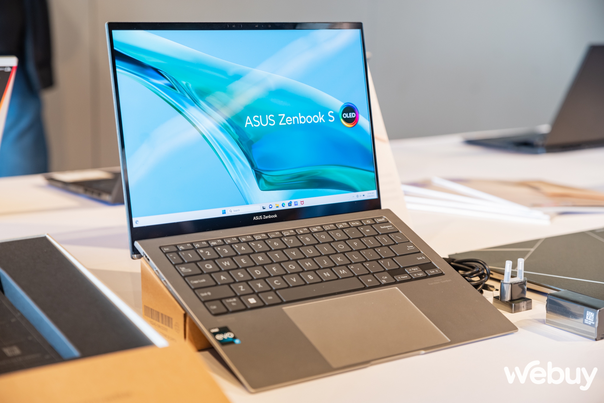 ASUS trình làng Zenbook S 13 OLED 2023, laptop siêu mỏng nhẹ, cấu hình mạnh mẽ, thân thiện với môi trường - Ảnh 2.