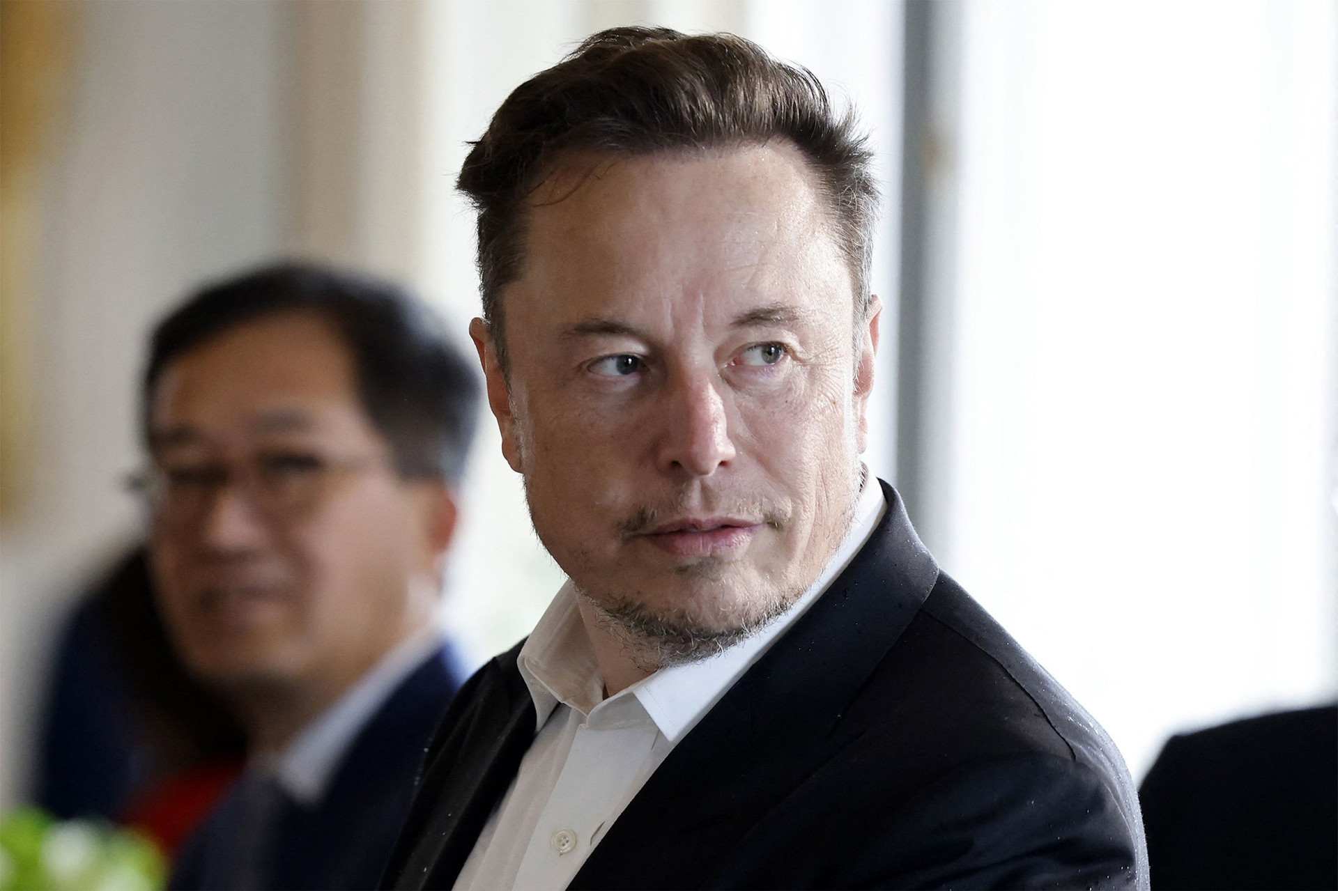 Phỏng vấn Elon Musk: Chỉ nghỉ 2-3 ngày mỗi năm, nói gì mình thích cho dù bị mất tiền và quyết định sẽ 'hạ mình' chi tiền quảng cáo xe Tesla - Ảnh 1.