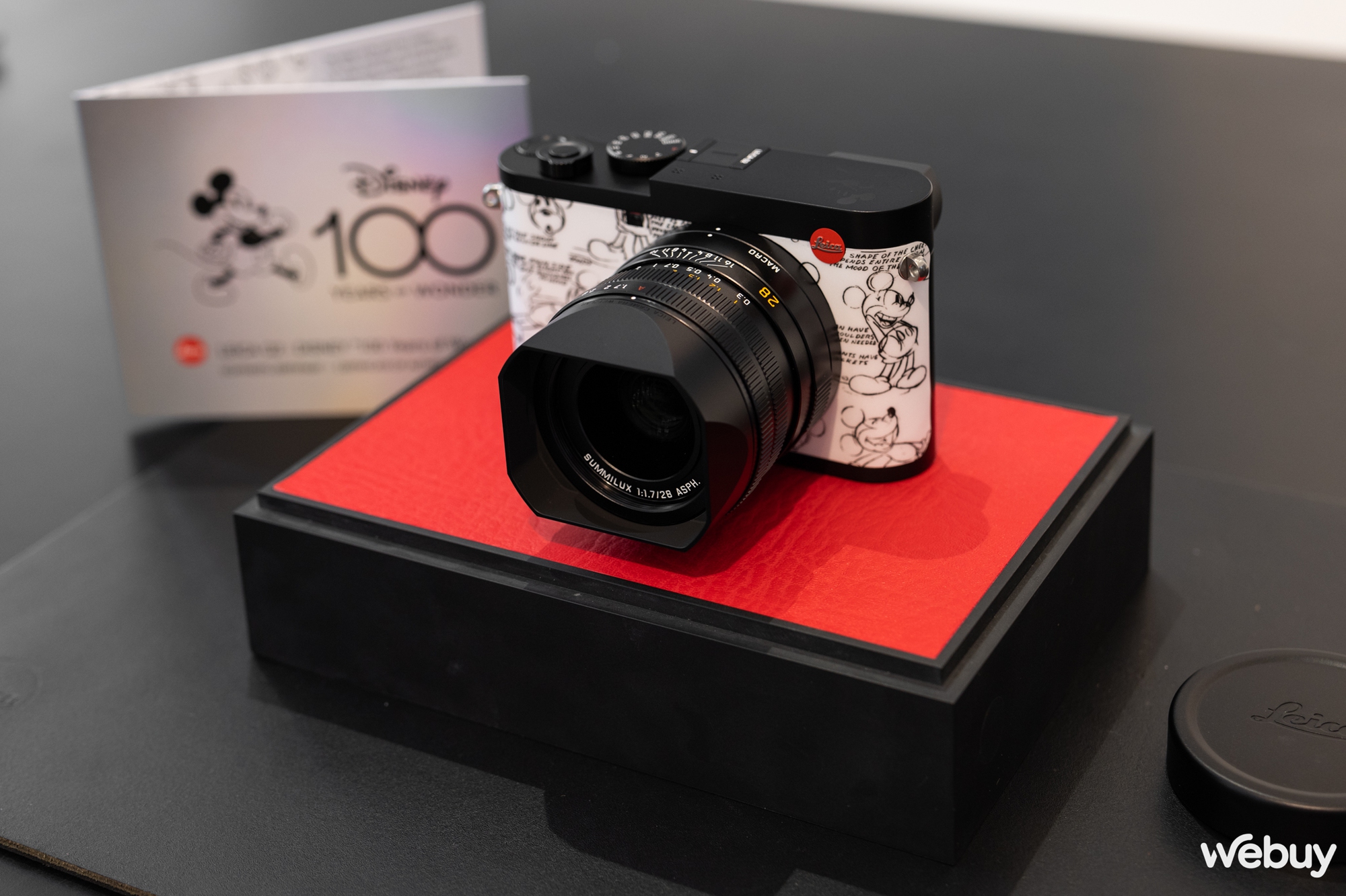 Đi tìm những chi tiết đặc biệt trên máy ảnh Leica Q2 phiên bản đặc biệt Disney '100 Năm Kỳ Diệu' - Ảnh 1.