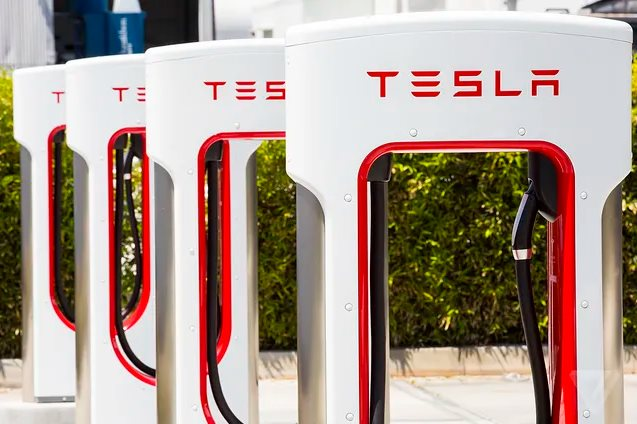 Tesla không ‘hào phóng’, Vinfast không ‘keo kiệt’: Câu chuyện chia sẻ trạm sạc của các đối thủ ngành xe điện - Ảnh 4.