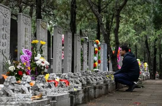 Trung Quốc dùng AI 'hồi sinh' người đã khuất: Nghĩa trang tạo giọng nói hệt người quá cố, có khách chi gần 200 triệu đồng để gặp thân nhân - Ảnh 1.