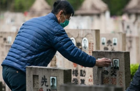 Trung Quốc dùng AI 'hồi sinh' người đã khuất: Nghĩa trang tạo giọng nói hệt người quá cố, có khách chi gần 200 triệu đồng để gặp thân nhân - Ảnh 2.
