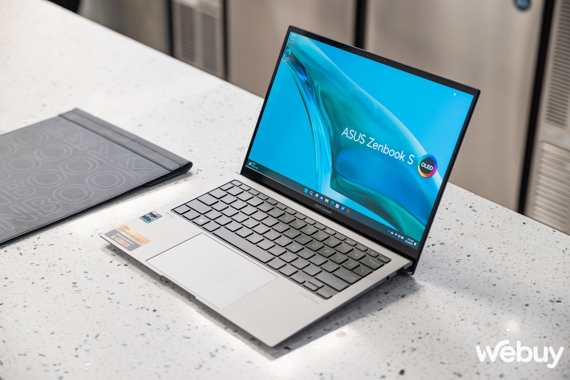 Cận cảnh ASUS Zenbook S 13 OLED 2023: Laptop Windows mỏng nhẹ hơn cả Macbook Air, giá từ 40 triệu - Ảnh 1.