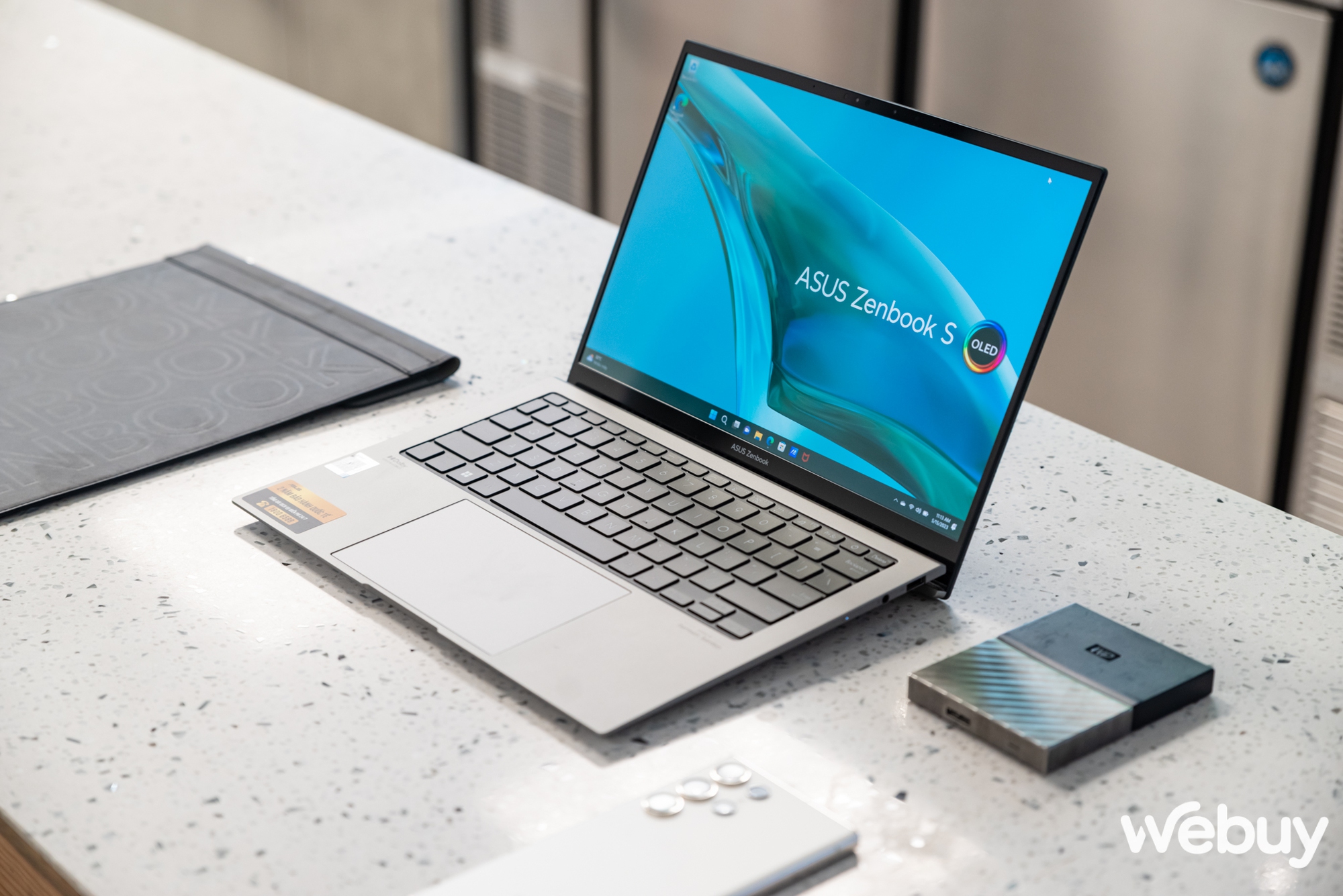 Cận cảnh ASUS Zenbook S 13 OLED 2023: Laptop Windows mỏng nhẹ hơn cả Macbook Air, giá từ 40 triệu - Ảnh 20.
