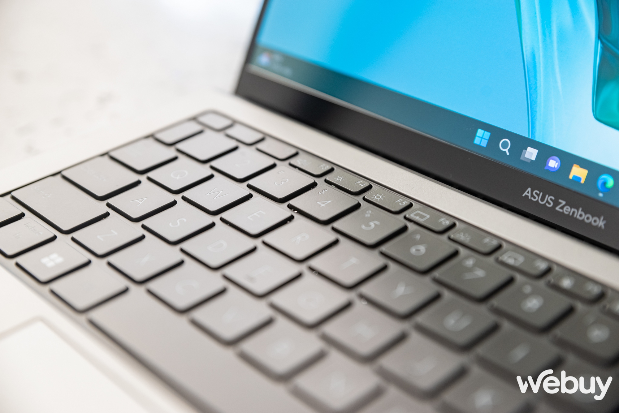 Cận cảnh ASUS Zenbook S 13 OLED 2023: Laptop Windows mỏng nhẹ hơn cả Macbook Air, giá từ 40 triệu - Ảnh 12.