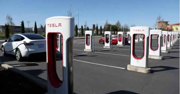Tesla chính thức thực hiện điều “ngược đời” trong ngành xe điện: Chi hàng tỷ USD để xây trạm sạc cho các đối thủ dùng chung - Ảnh 1.