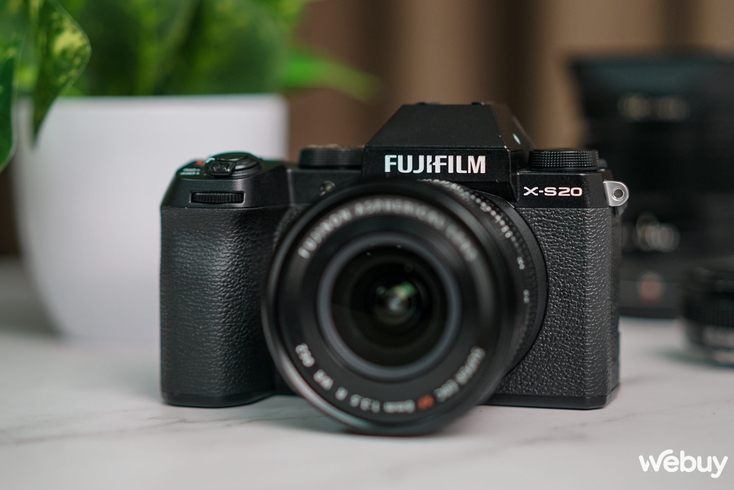 Ra đường chụp ảnh với Fujifilm X-S20: Không còn là dòng máy 'nhập môn' - Ảnh 1.
