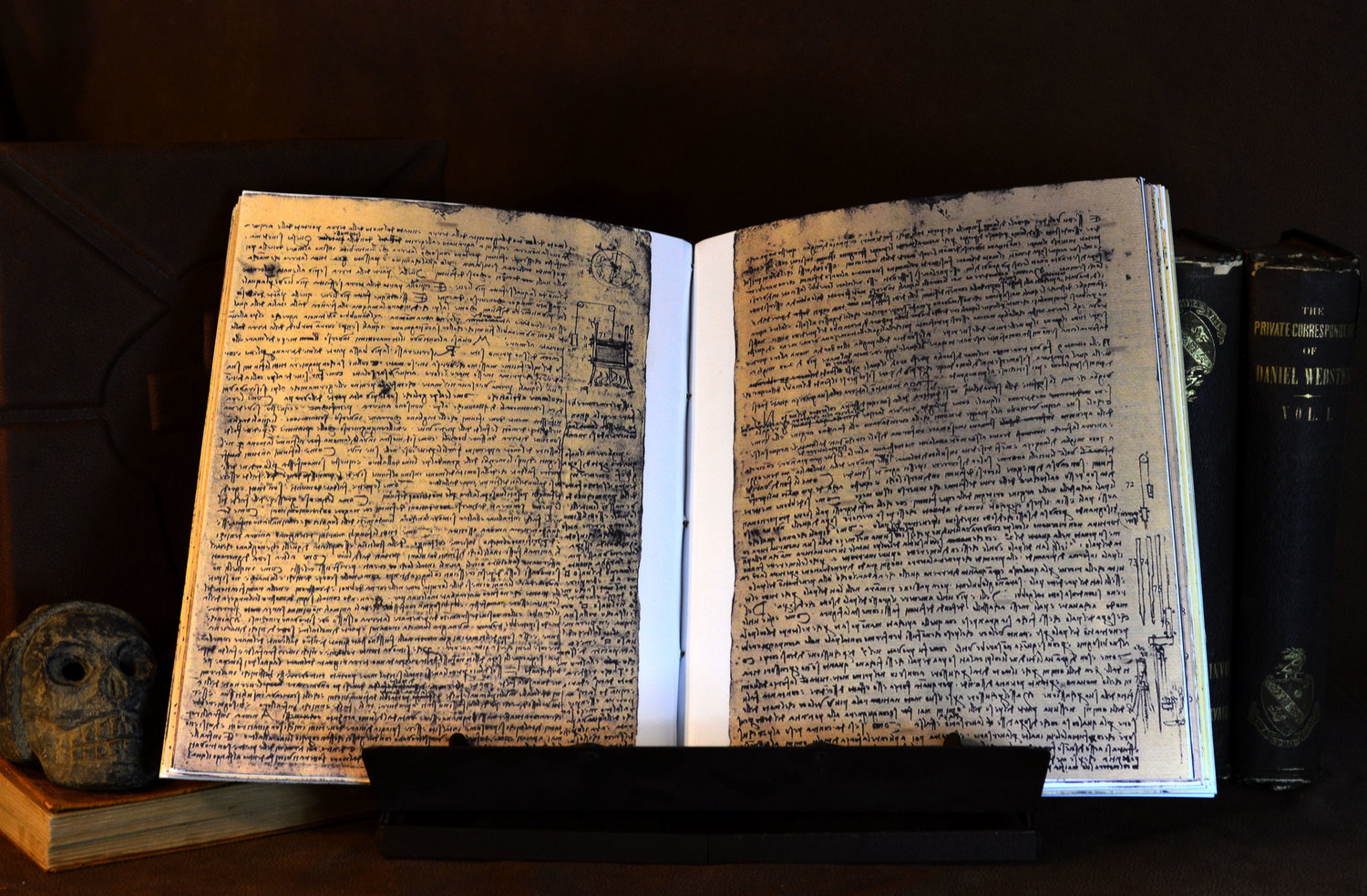Có những bí mật gì bên trong cuốn sách đắt giá nhất thế giới - Codex Leicester? - Ảnh 2.