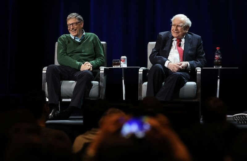 Warren Buffett bị kêu gọi từ chức chủ tịch Berkshire Hathaway vì là bạn thân của Bill Gates, áp lực từ bỏ ngai vàng của huyền thoại 92 tuổi cận kề - Ảnh 1.