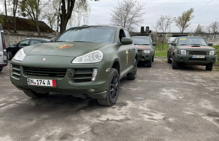 Xe sang Porsche biến thành phương tiện quân sự dành cho chỉ huy Ukraine - Ảnh 1.