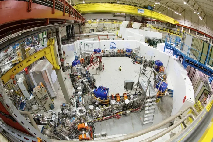 Bên trong nhà máy phản vật chất lớn nhất trên thế giới có gì? Gần 30 năm chỉ tạo ra chưa đến 10 nanogram - Ảnh 7.