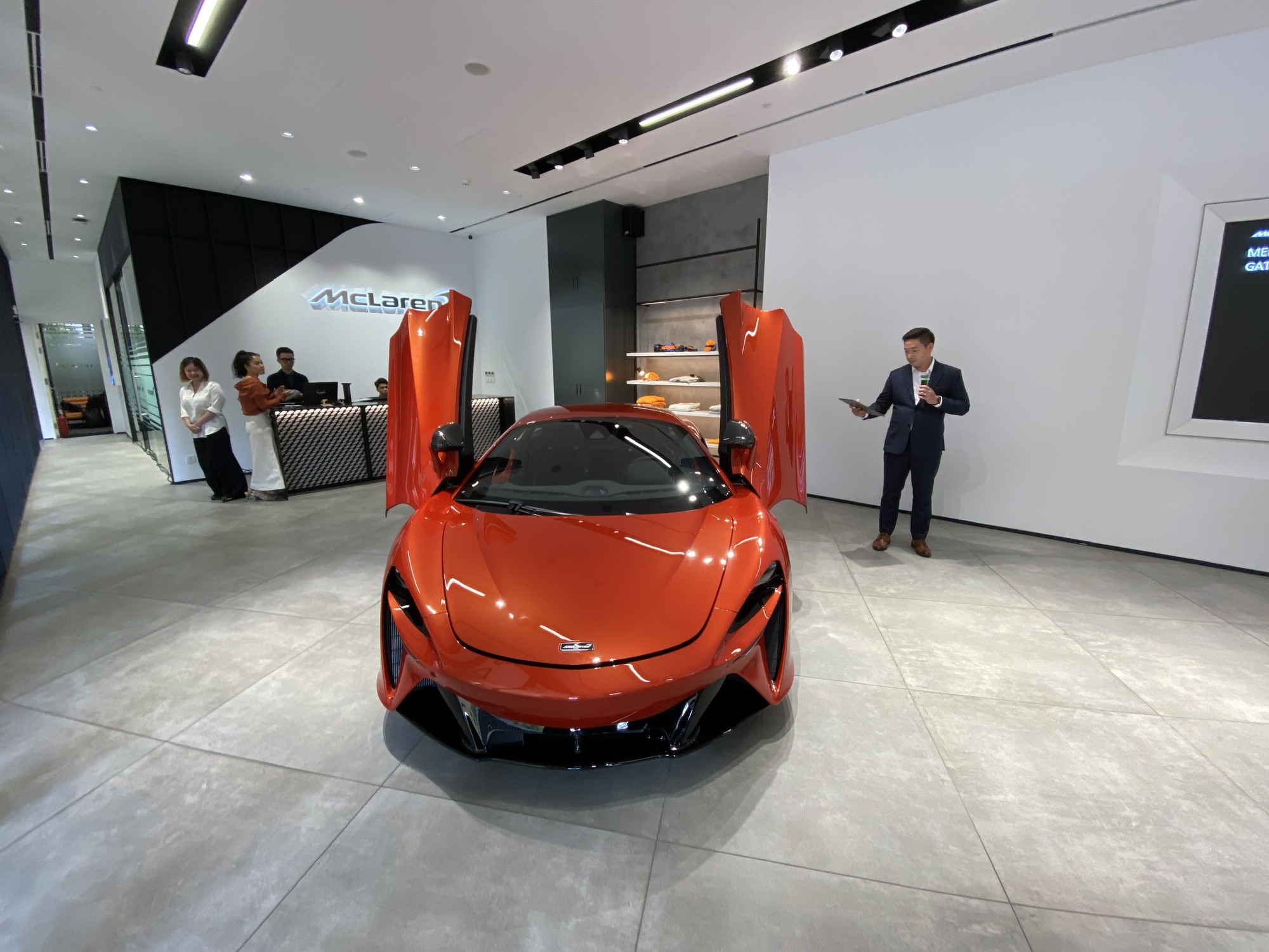 Siêu xe hybrid đầu tiên của McLaren có mặt tại Việt Nam, giá tới 20 tỉ đồng - Ảnh 1.
