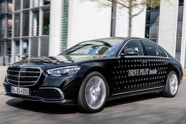 Mercedes-Benz vượt qua Tesla về hệ thống lái xe tự động - Ảnh 1.