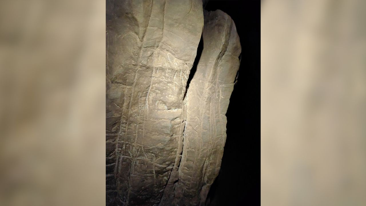 Phát hiện giống người cổ đại biết chạm khắc biểu tượng và đã có tục an táng 100.000 năm trước con người - Ảnh 5.