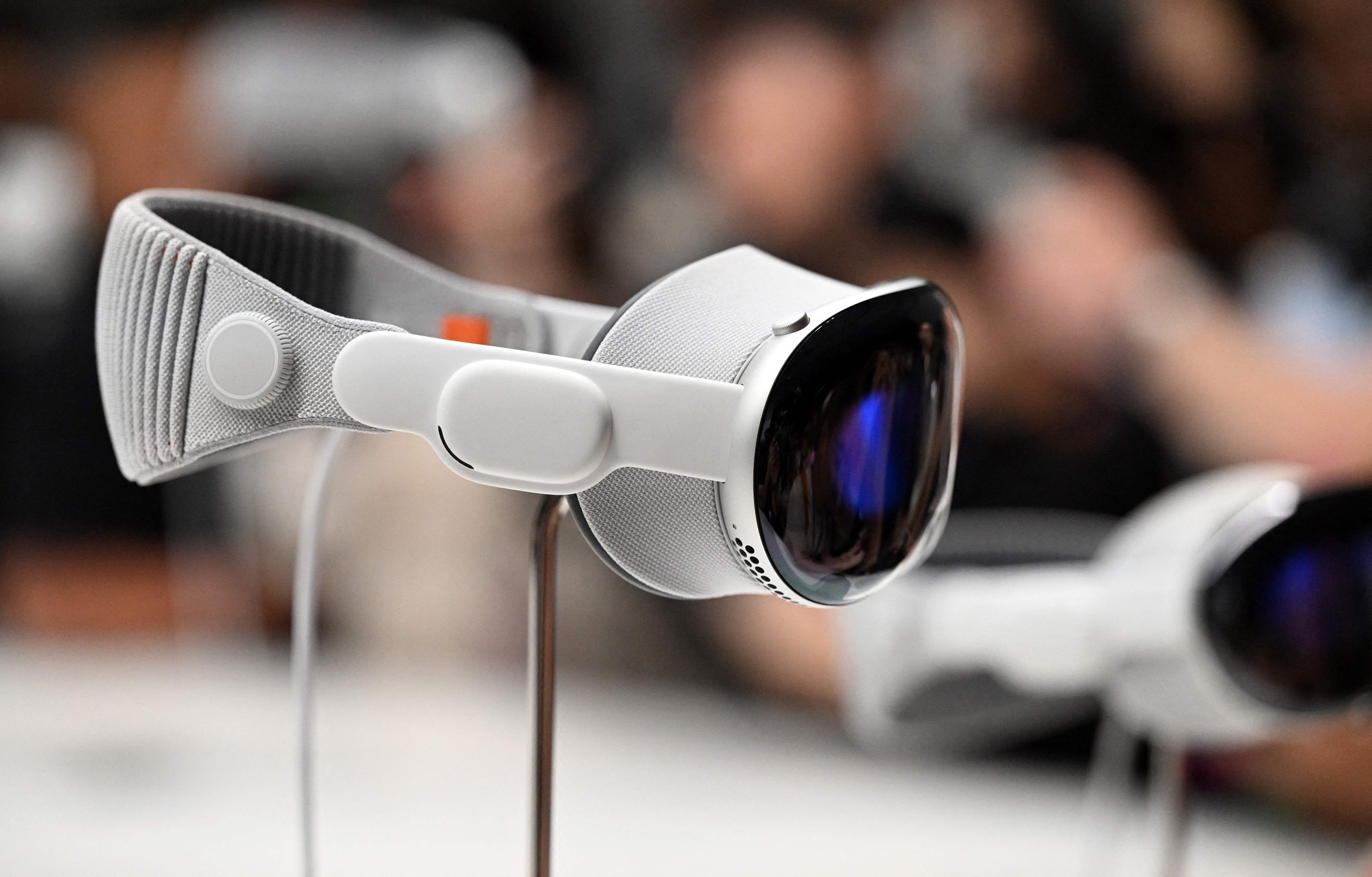 Quên Vision Pro đi, Apple sẽ ra mắt một chiếc kính giá rẻ hơn nhiều trong tương lai - Ảnh 2.
