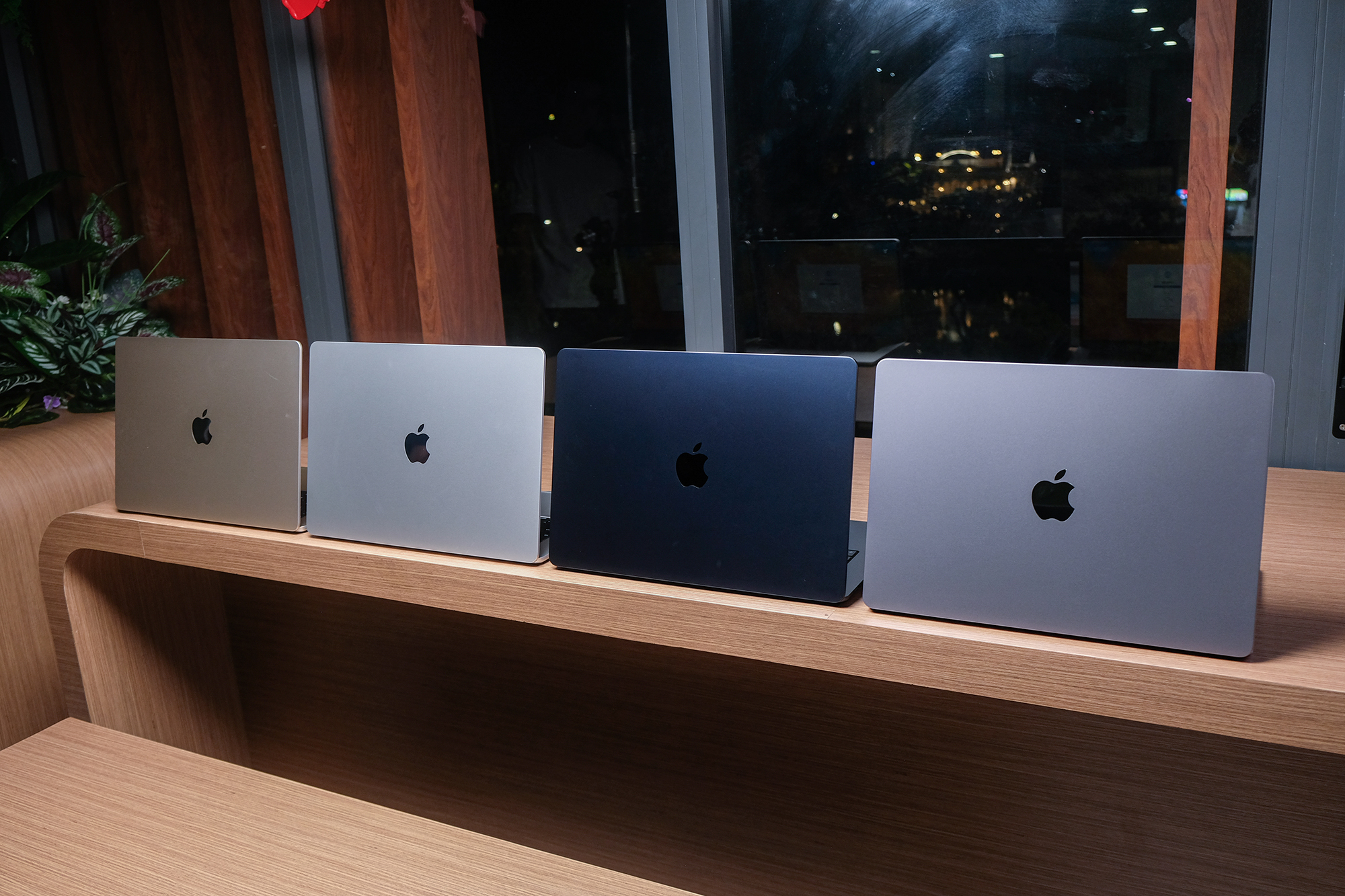 MacBook Air 15 inch về Việt Nam: Giá từ 32,99 triệu đồng, là &quot;món hời&quot; cho người dùng Mac? - Ảnh 1.