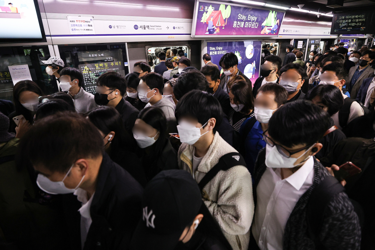 Tại sao tàu điện ngầm ở Seoul được gọi là &quot;chuyến tàu địa ngục&quot;? - Ảnh 2.