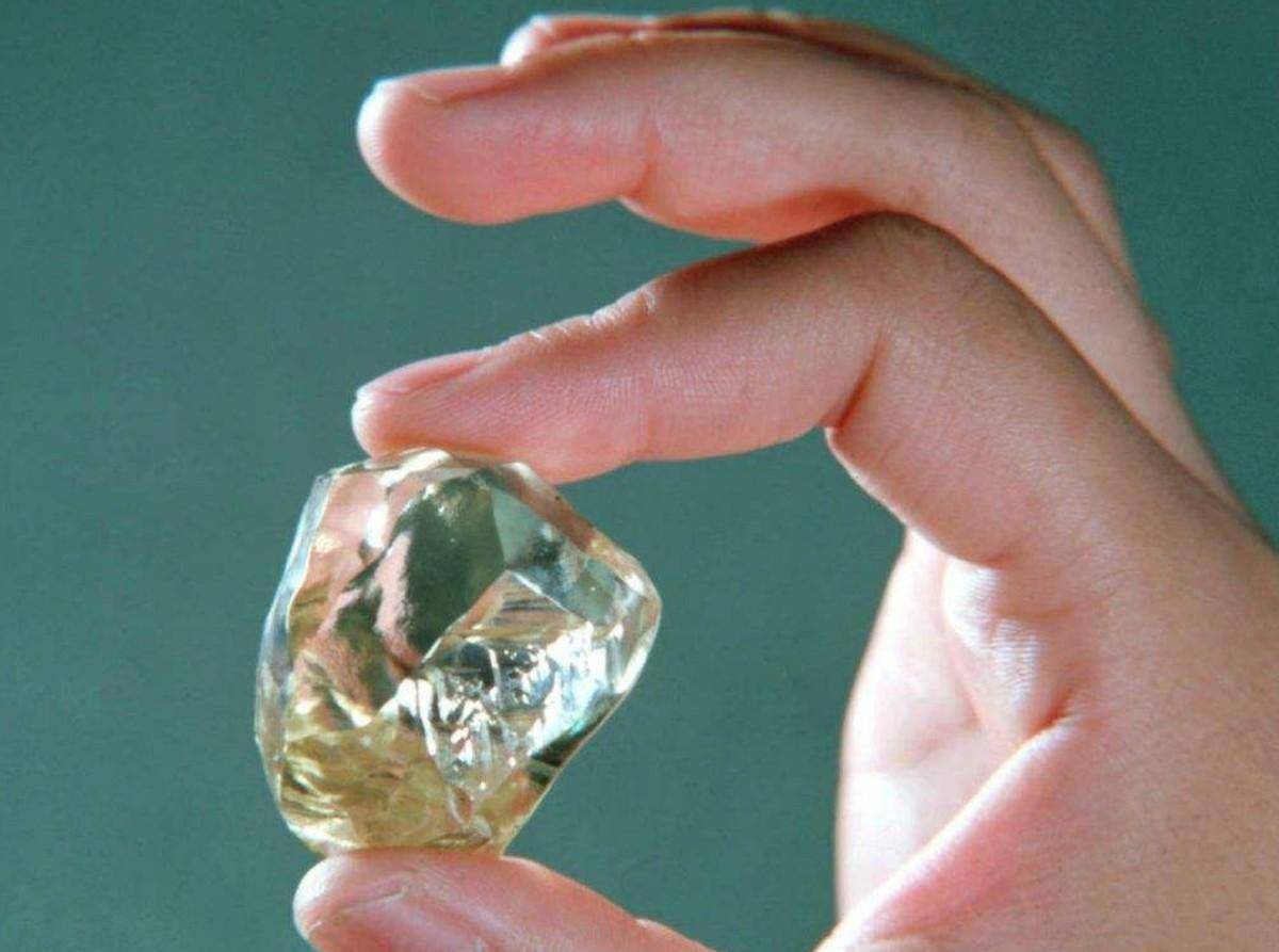 Cô gái trẻ cuốc đất nhặt được hòn đá óng ánh, chuyên gia thẩm định giá trị 3.300 tỷ đồng - Ảnh 2.