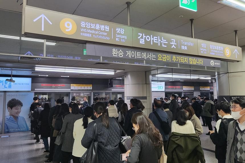 Tại sao tàu điện ngầm ở Seoul được gọi là &quot;chuyến tàu địa ngục&quot;? - Ảnh 1.