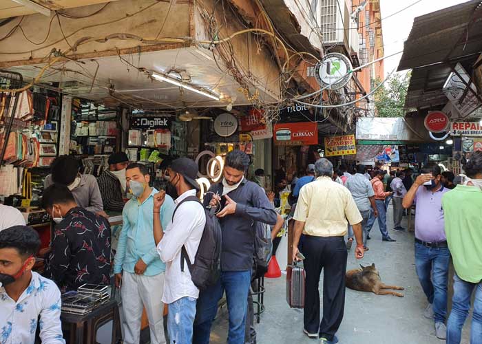 Chuyện lạ Ấn Độ: Cửa hàng Apple mới mở không ai đếm xỉa, dân tình đổ xô đến chợ mua iPhone - Ảnh 2.
