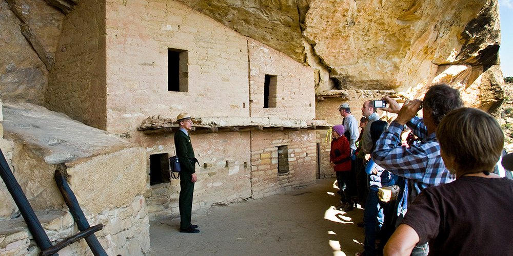 Độc đáo cung điện nằm lọt thỏm bên trong vách đá, kích thước khủng với hơn 150 căn phòng - Ảnh 3.