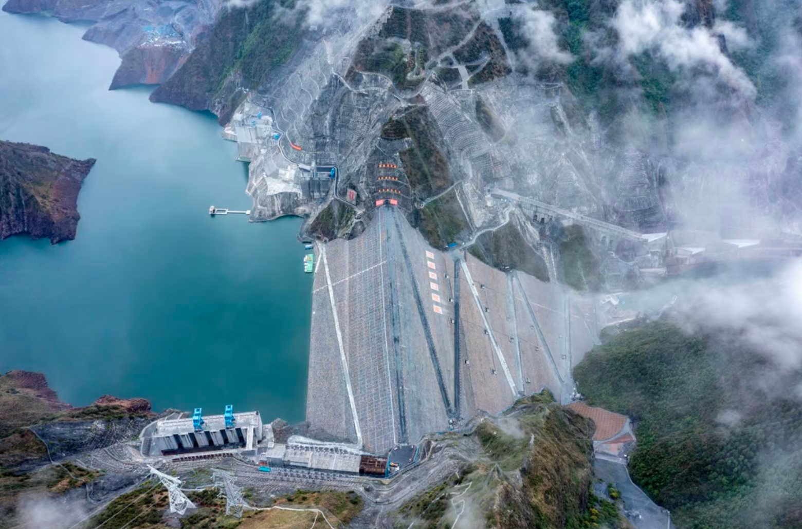 Trung Quốc chính thức vận hành nhà máy quang-thuỷ điện lớn nhất thế giới: Tạo ra 2 tỷ kWh điện/năm, nằm trên độ cao gần 5.000 mét, cung cấp năng lượng cho 700.000 hộ gia đình - Ảnh 1.